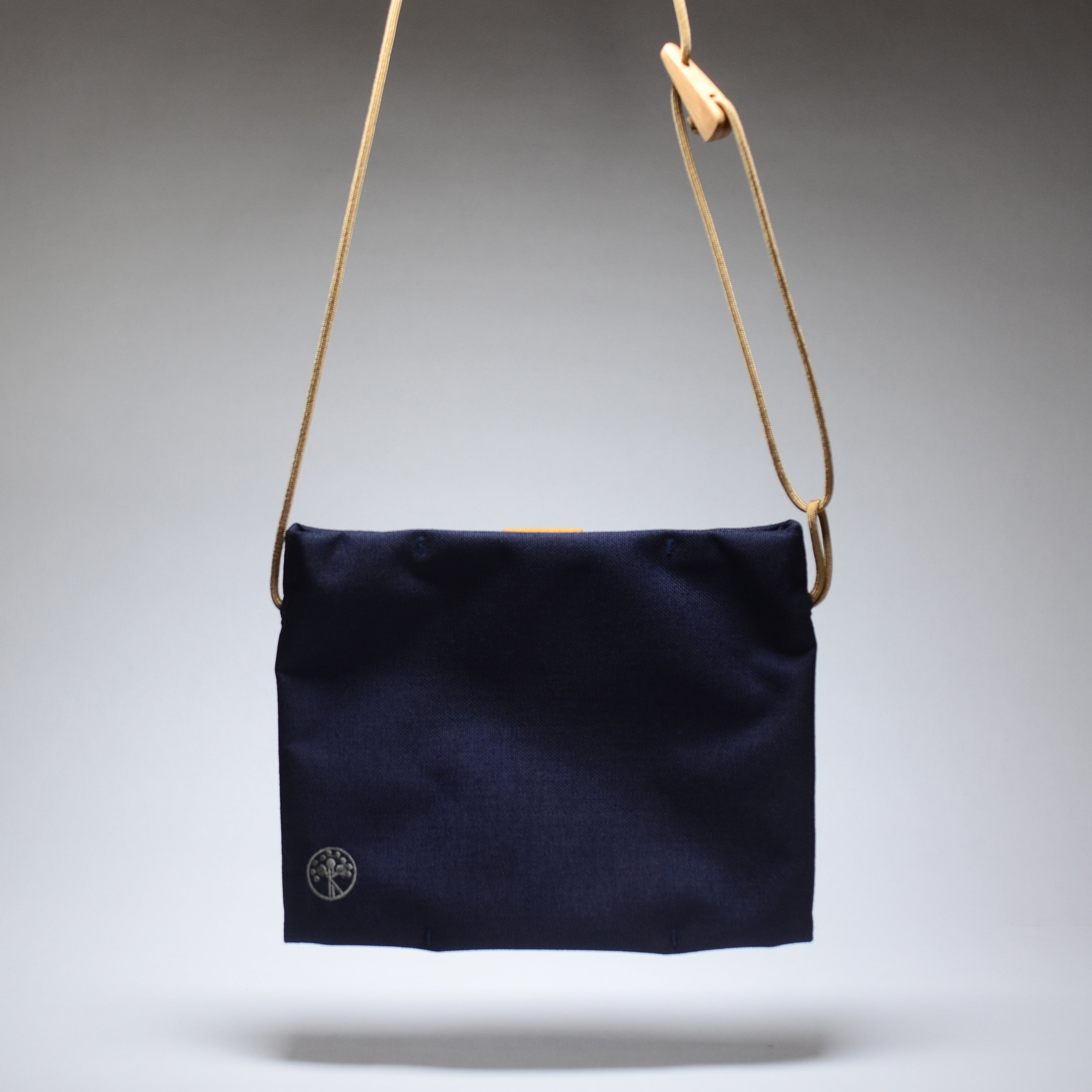 ナラの木と布のサコッシュ【ネイビー】 cordura nylon – キナリ