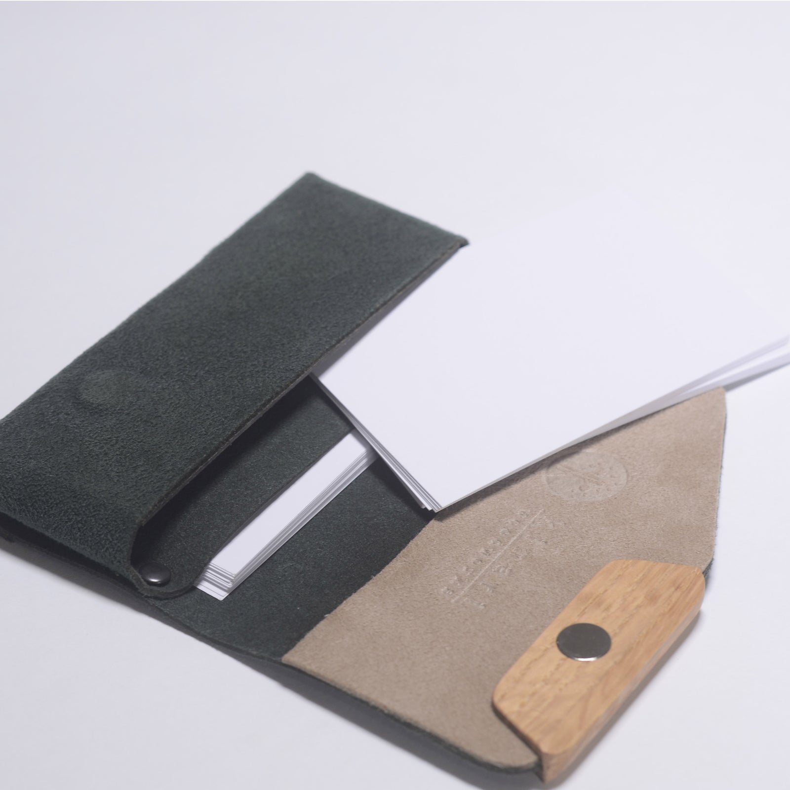 ナラの木とウルトラスエードのカードケース【ミックスグレー/ライム